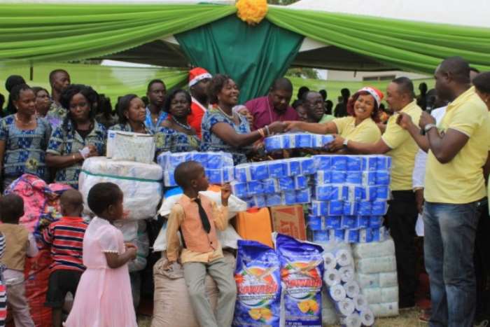 actress nana ama mcbrown celebrates new year with children of mampong babies home 10