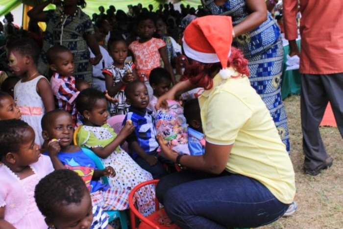 actress nana ama mcbrown celebrates new year with children of mampong babies home 17