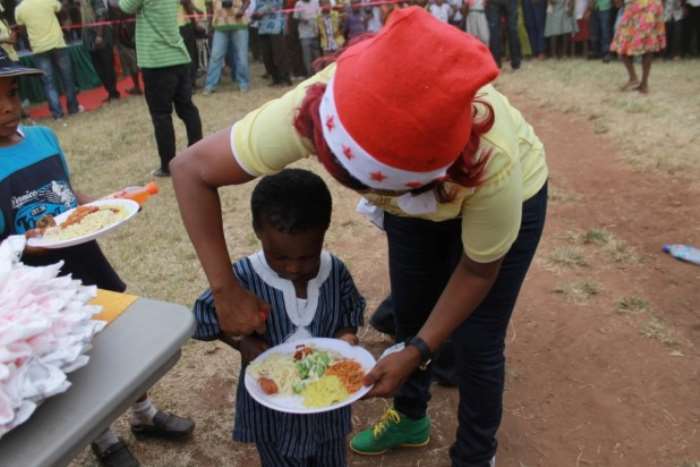 actress nana ama mcbrown celebrates new year with children of mampong babies home 2