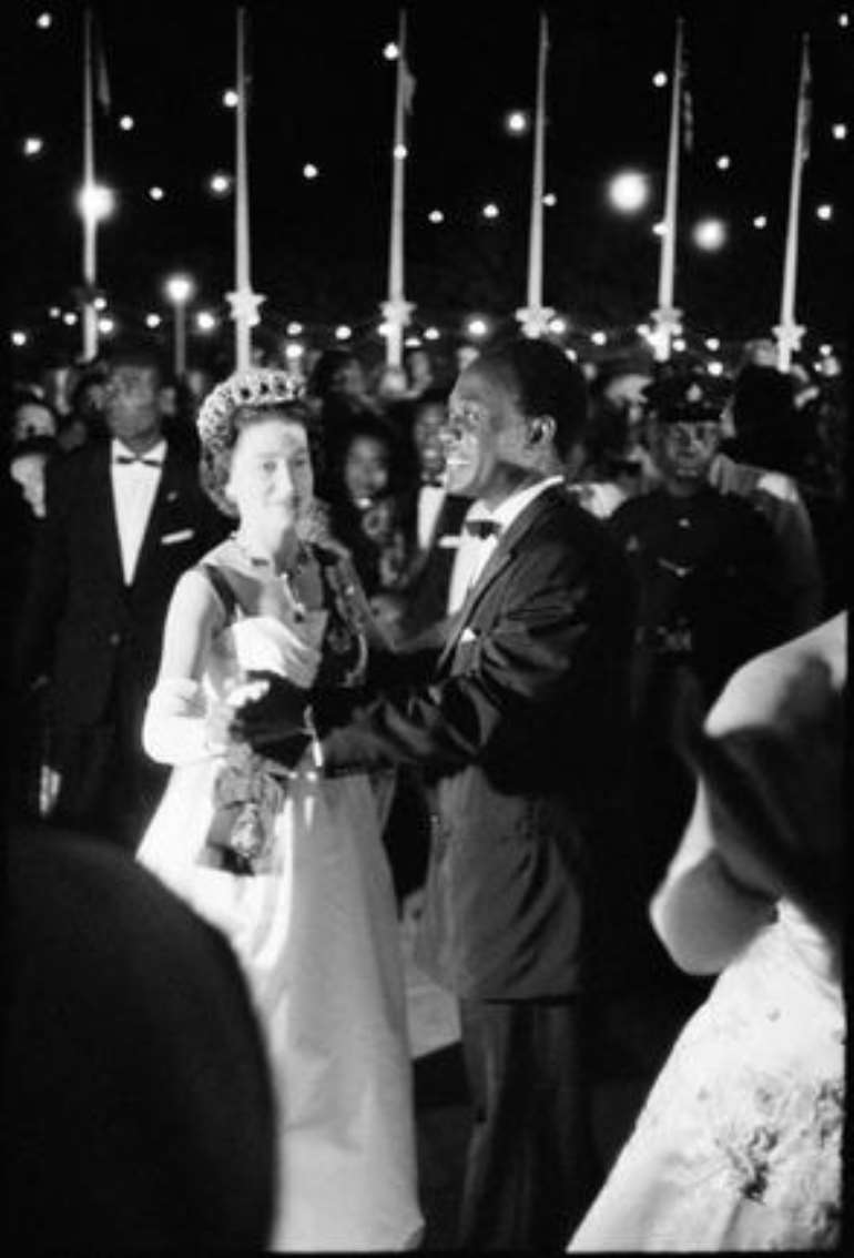 Queen Elizabeth ii in Ghana, she is dancing with President Kwame Nkrumah,  1960's : r/OldSchoolCool