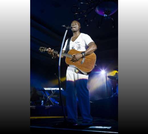 Seal performed for the 2008 Evening with Larry King and Friend. I didn’t know the brother could play the guitar!