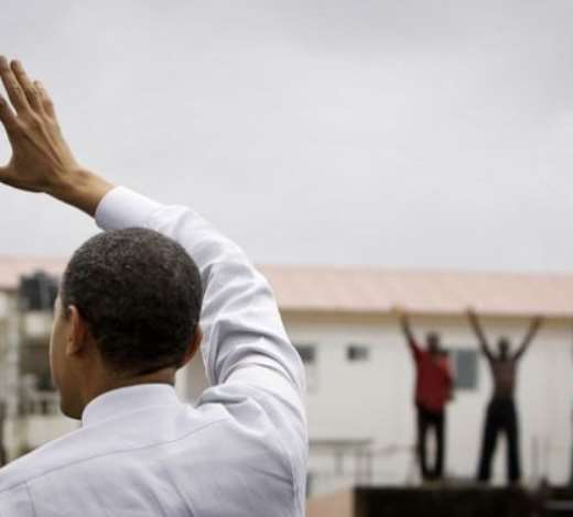 Obama waves as he leaves the hospitalPhotograph: Haraz N Ghanbari/AP