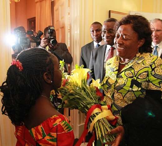 DR. ERNESTINA MILLS RECEIVING A BOUQUET OF FLOWERS ON ARRIVAL AT THE BLAIR HOUSE.