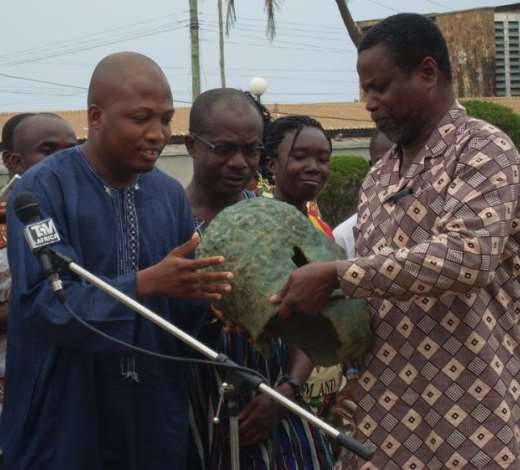 Samuel Okudzeto-Ablakwa, Deputy Minister of Information (left)handing themissinghead ofDr. Kwame Nkrumahto Mr Kwaku Manu-Asiamah (right) the Director of Kwame Nkrumah Memorial Museum