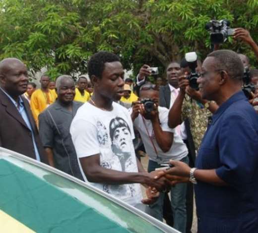 PRESIDENT MILLS PRESENTING THE CAR KEYS OF TOYOTA COROLLA TO DANIEL ADDO, ACTING CAPTAIN OF THE BLACK SATELLLITES.
