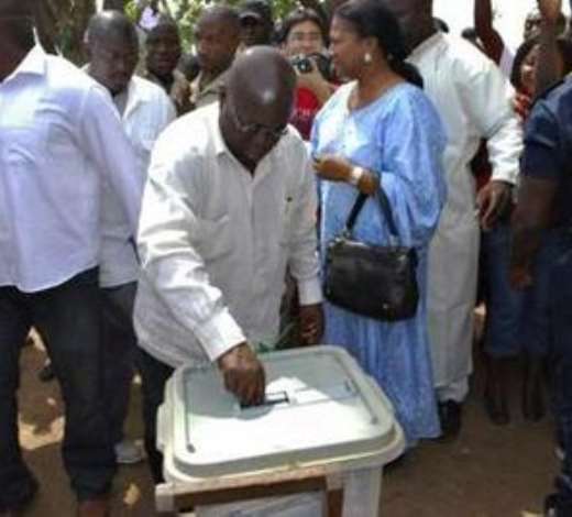 Ghana s ruling New Patriotic Party s presidential candidate Nana Akufo-Addo casts his ballot in Kibi