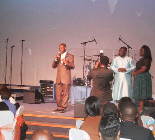 SHOGGY TOSH COLLECTING BAND & CHOIR OF THE YEAR ON BEHALF OF SIMPLY CHRYSOLITE