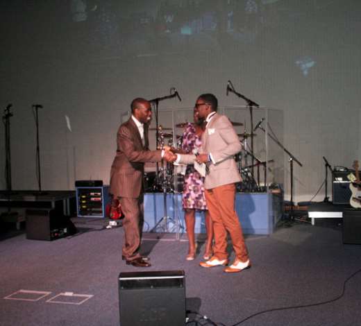 SHOGGY TOSH COLLECTING HIS AWARD FROM LOLA OLUBADEJO & VIDAL OHTV