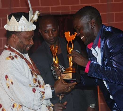 OBA OMEGA RECEIVING BEST MUSIC ARTISTE AWARD