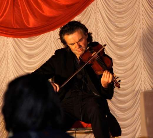 Robert Milner violinist performing on the night - couresty of West Coast Photography