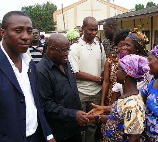 Akufo-Addo visits Senya Beraku acciddent victims, mourns with bereaved