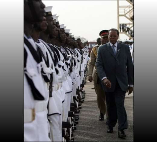 Malawi President Binqu Wamudharika (R) reviews an honour guard on arrival at Accra airport. African leaders were pouring into the Ghanaian capital Accra ahead of 50th anniversary celebrations Tuesday of the countrys independence from Britain(AFP/Kambou Sia)