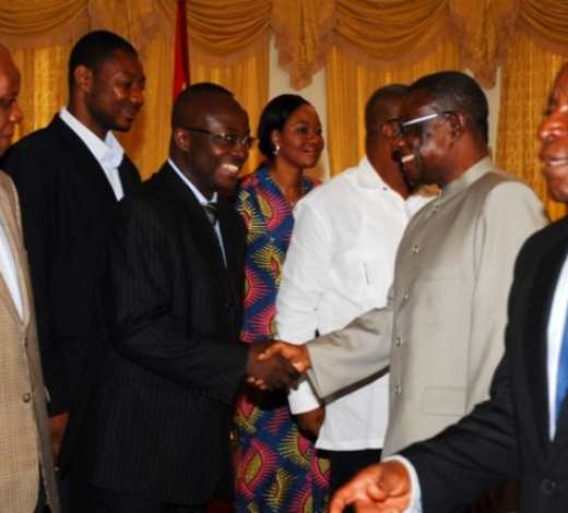 DSC5078 PRESIDENT MILLS IN DISCUSSION WITH WITH THE VARIOUS PARTY GROUPS URGING THEM TO FORGE UNITY FOR A BETTER GHANA WHILST NANA OHENE NTOW RECIEVES A HANDSHAKE