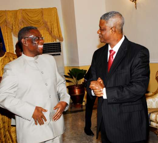 DSC5080 MR AHMED RAMADAN OF PNC IN A HEARTY CHAT WITH PRESIDENT MILLS AT THE CASTLE