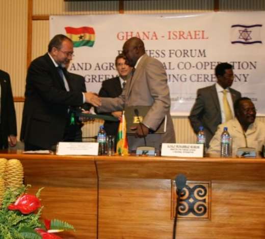 Ghana s Foreign Minister Alhaji Muhammad Mumuni, (right), exchanging the joint Declaration with Mr Avigdor Liberman, Deputy Prime Minister/Foreign Minister of Israel.