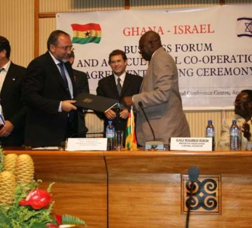 Ghana s Foreign Minister Alhaji Muhammad Mumuni, (right), exchanging the joint Declaration with Mr Avigdor Liberman, Deputy Prime Minister/Foreign Minister of Israel.