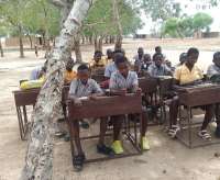 Bolgatanga: Pupils of Azorebisi JHS study under trees