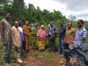 WFD delivers seedlings to a recipient