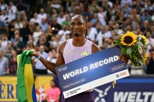 Brazils Alison dos Santos celebrates after breaking the 400m hurdles world record in Zurich.  By Fabrice COFFRINI (AFP)