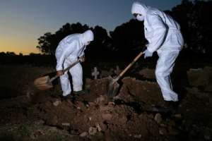 Cemetery workers in Brazil, the epicenter of the South American coronavirus outbreak.  By CARL DE SOUZA (AFP)