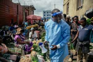 Cousin Kasumbo of the U Report Goma group, explains Ebola to traders in eastern DRC.  By Jospin Mwisha (AFP/File)