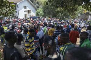 Crowds queued for hours outside the Burundi embassy.  By SIMON MAINA (AFP)