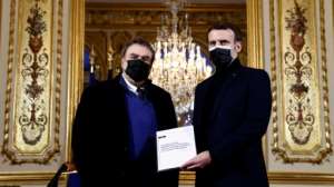 French President Emmanuel Macron (R) poses with French historian Benjamin Stora for the delivery of a report on the colonisation and the Algerian War.  By CHRISTIAN HARTMANN (POOL/AFP/File)