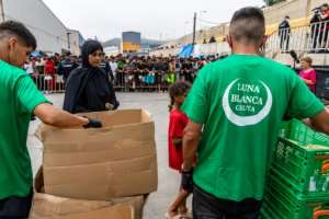 Migrants queue for hours every day to receive food from NGOs.  By Antonio Sempere (AFP)