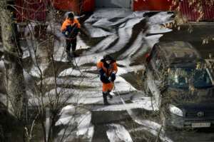 Municipal workers clean and disinfect walkways in a yard in Moscow, during the strict lockdown in Russia.  By Natalia KOLESNIKOVA (AFP)