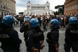 Police in Rome face down protesters demonstrating against lockdown measures imposed to curb the spread of coronavirus.  By Vincenzo PINTO (AFP)