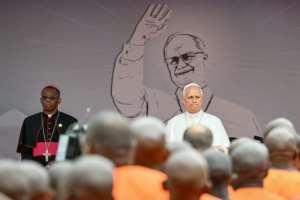 Pope Leo stands in front of inmates gathered for his visit to Bata Prison.  By Alberto PIZZOLI (AFP)