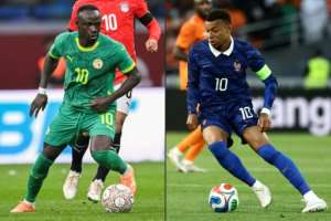 Senegalese journalists will be thinner on the ground for the World Cup duel between Senegal icon Sadio Mane (L) and French superstar Kylian Mbappe (R)owing to visa problems.  By SEBASTIEN BOZON, FRANCK FIFE (AFP/File)