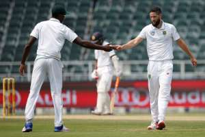 South African bowler Wayne Parnell (R) acknowledges fielder Kagiso Rabada during their third Test match against Sri Lanka, at Wanderers Cricket Stadium in Johannesburg, on January 13, 2017