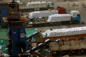Sudanese workers offload US aid destined for South Sudan from the World Food Programme (WFP) at Port Sudan on March 19, 2017.  By ASHRAF SHAZLY (AFP/File)