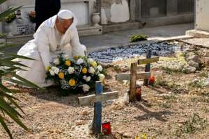The pope lay a wreath of flowers on the unmarked graves of shipwreck victims at a cemetery on Lampedusa island.  By Ciro FUSCO (POOL/AFP)