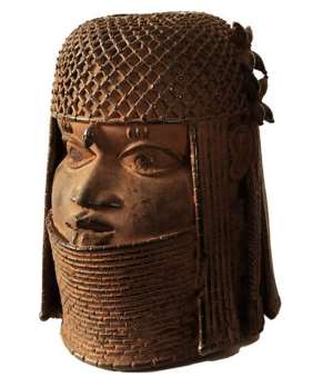 Photo:c. Museum fur Kunst und Gewerbe,Hamburg. emHead of an Oba, Benin,Nigeria,now in Kunst und Gewerbe Museum, Hamburg, Germany.em