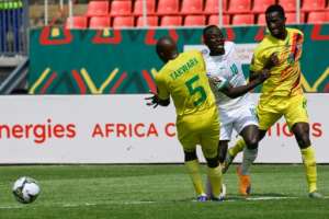 Senegal forward Sadio Mane C attempts to burst between Zimbabwe duo Gerald Takwara L and Kevin Madzongwe R during an Africa Cup of Nations Group B match in Bafoussam on Monday.. By Pius Utomi EKPEI AFP