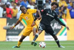 Siphiwe Tshabalala L playing for Kaizer Chiefs in a Soweto derby against Orlando Pirates.. By STRINGER AFP