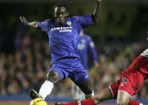 Chelsea's versatile midfielder Michael Essien has agreed a new five-year contract with the London club