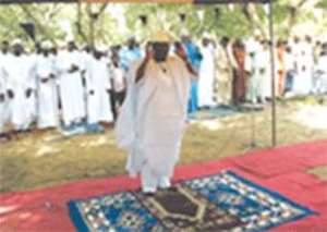 Maulvi Wahab Adam leading The Prayers