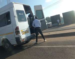 Trotro driver parks in middle of Madina-Abokobi road, remove his 'langalanga' to urinate causing traffic
