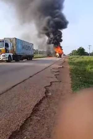 Bawku conflict: Armed men block Bolgatanga-Tamale highway, attack passengers and burn vehicles