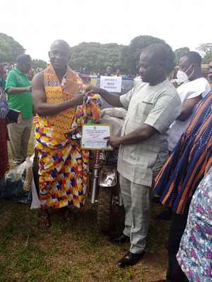 Kintampo South DCE Slammed For Awarding Father As Best Farmer