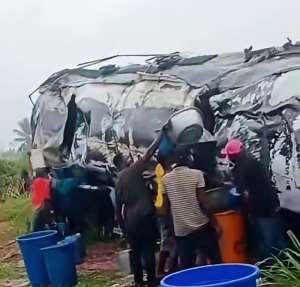 Crowd rushes to scoop fuel after tanker accident on Kumasi highway