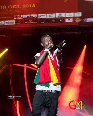 Patapaa fights with dancers on stage over monies thrown at him during Ghana Music Awards UK performa