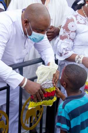 Ga Mantse fetes children at Kinka Blonya