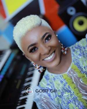 Ahoufe Patri Goes Blonde With Her Short Hair For 2019