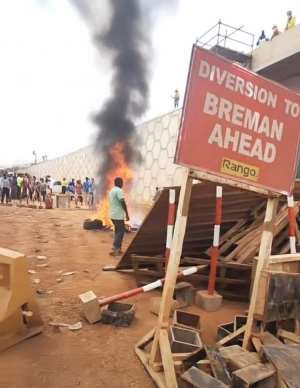 Kumasi magazine car dealers block roads