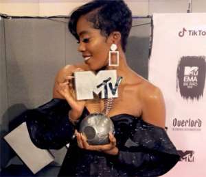 Tiwa Savage displaying her award