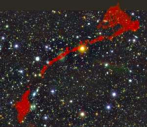 The two giant radio galaxies found with the MeerKAT telescope. In the background is the sky as seen in optical light. Overlaid in red is the radio light from the enormous radio galaxies, as seen by MeerKAT. - Source: I. Heywood OxfordRhodesSARAO